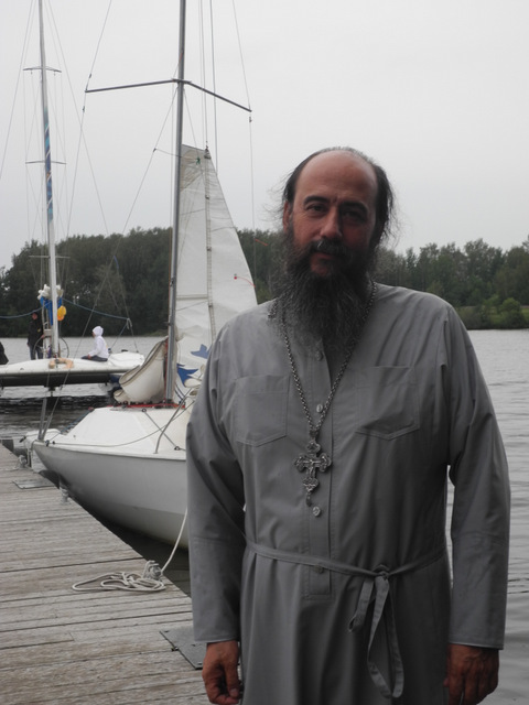 Михаил. Перед панихидой памяти в море погибших 19-15. о. Михаил. Перед панихидой памяти в море погибших.jpg